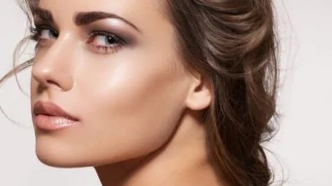 Lipstik nude terbaik adalah yang satu atau dua tingkat lebih gelap dari warna bibir asli, agar tetap memberi definisi tanpa kehilangan kesan natural.