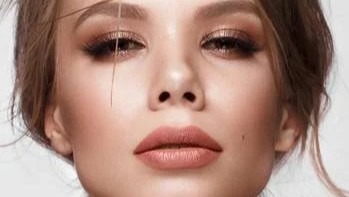 Langkah pertama adalah mengenali undertone kulit. Kulit dengan undertone hangat cocok dengan nude bernuansa peach, coral, atau cokelat keemasan.