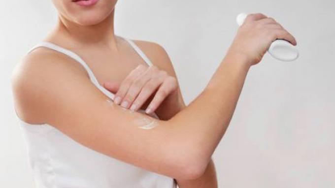 Losion tubuh bukan hanya untuk melembapkan kulit, tetapi juga bisa membantu menjaga aroma tubuh.