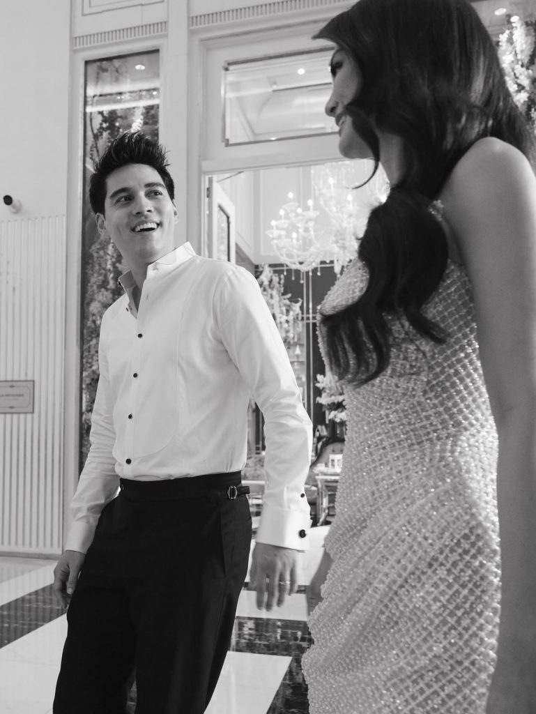 Souvenir pernikahan Luna Maya berupa hampers mewah berisi mesin kopi, skincare, dan cangkir keramik, ditata rapi di ballroom Hotel Four Seasons.