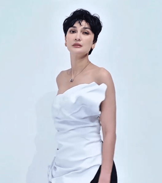 Luna Maya gaya rambut pixie cut modern bold.