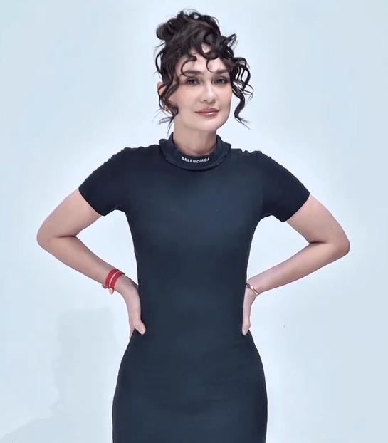 Luna Maya updo elegan retro chic.