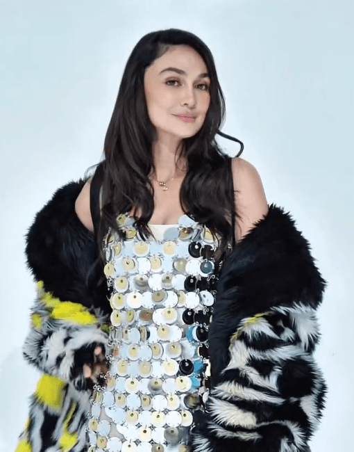 Luna Maya rambut lurus natural poni tengah edgy.