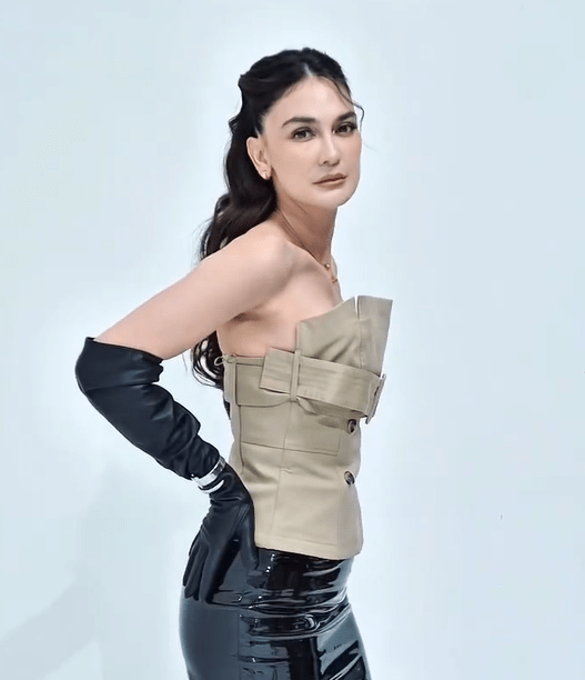Luna Maya ponytail modern dengan aksen dramatis.