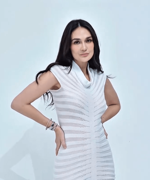 Luna Maya rambut sleek lurus minimalis elegan.