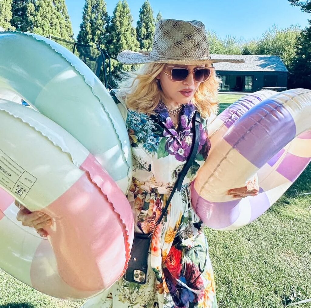 Madonna juga diketahui menjalani diet ketat berbasis nabati dan rutin melakukan latihan barre serta pilates.