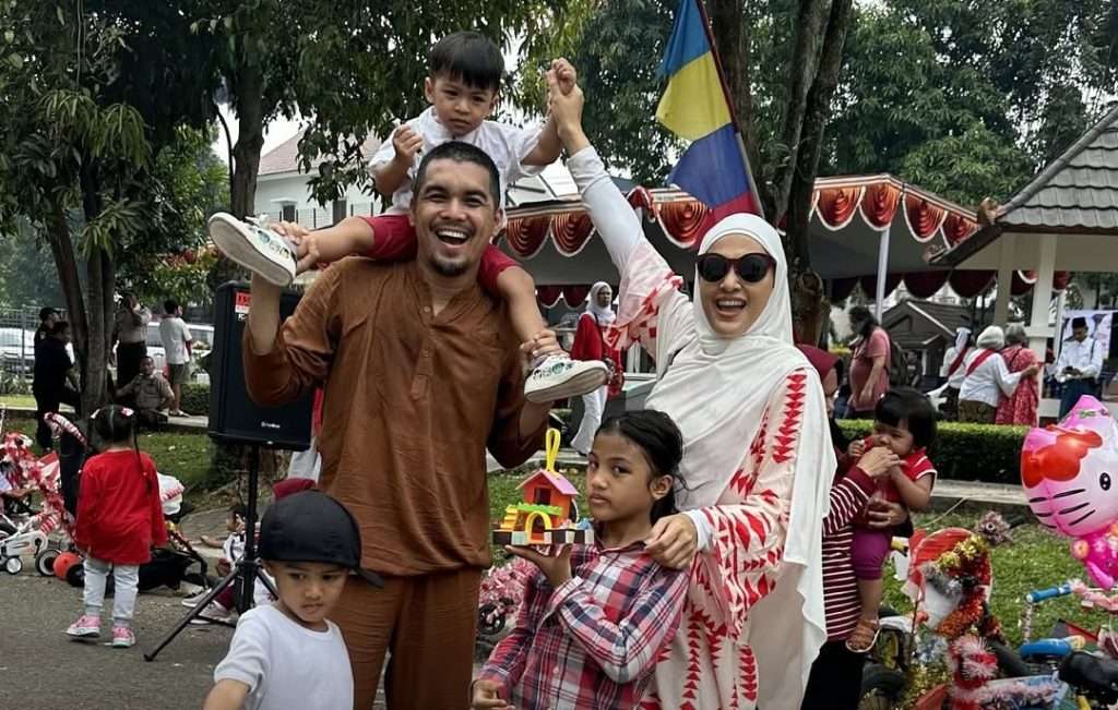 Kehidupan pernikahan mereka juga diwarnai dengan berbagai aktivitas positif, termasuk kolaborasi dalam proyek kreatif dan kegiatan sosial.