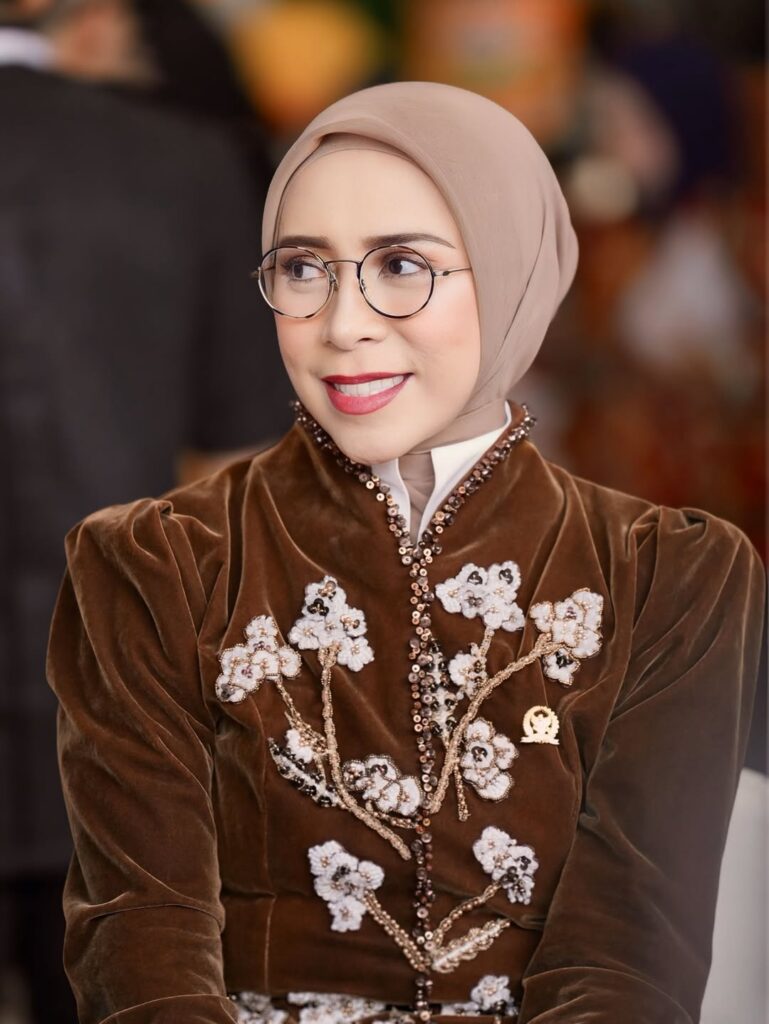 Pernyataan Melly mendapat beragam respons dari netizen. Sebagian mengapresiasi keberaniannya untuk tampil dan meminta maaf secara terbuka