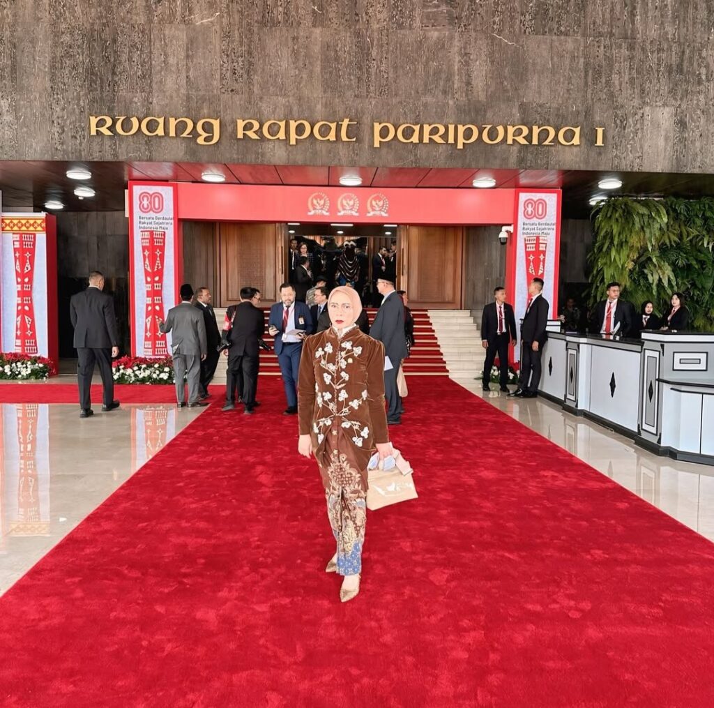 Melly Goeslaw juga menyampaikan belasungkawa mendalam kepada keluarga Affan. Ia mengaku sangat terpukul dan merasa bersalah atas tragedi tersebut, meski tidak terlibat langsung.