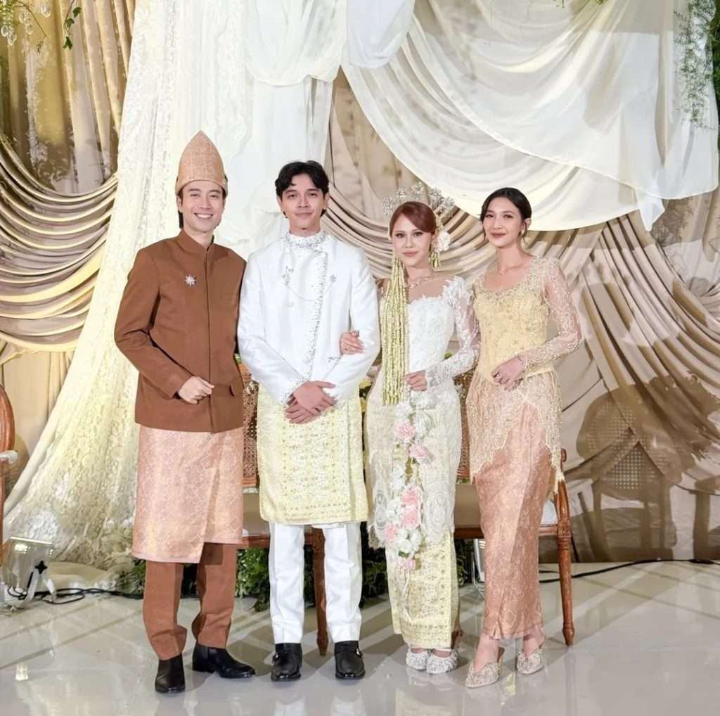 Potret Vidi Aldiano dan Sheila Dara berdiri bersama Faishal Tanjung dan Nadin Amizah di pelaminan pernikahan bernuansa adat.