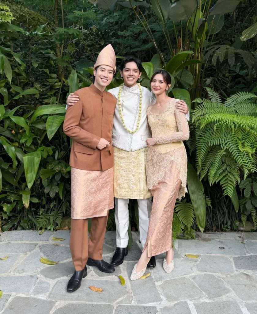 Vidi Aldiano dan Sheila Dara berfoto bersama Faishal Tanjung di area outdoor penuh tanaman hijau saat pernikahan dengan Nadin Amizah.