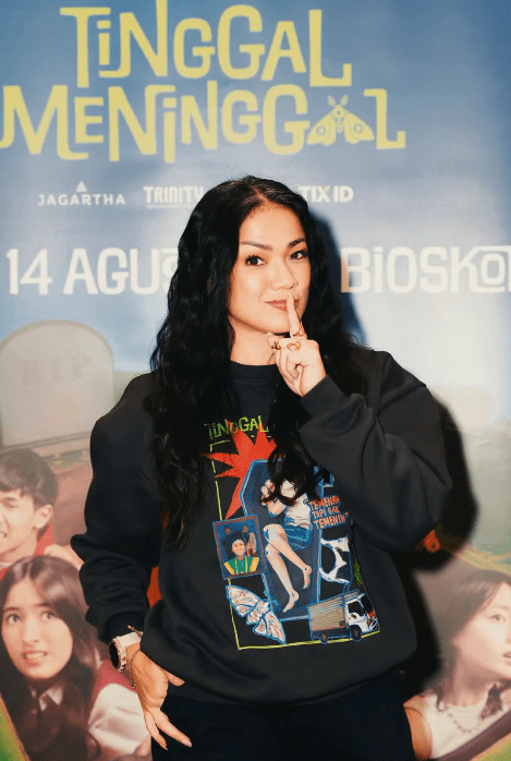 Tinggal Meninggal bukan hanya film komedi absurd, tetapi juga menyimpan pesan mendalam tentang kesehatan mental, pola asuh, dan pentingnya kehadiran emosional orang tua.