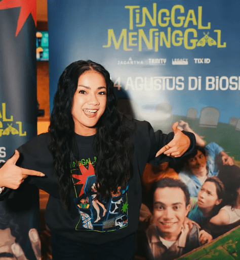 Mama Gema adalah sosok ibu yang menikah muda dan terlalu bergantung pada suaminya. Ketika sang suami meninggal, hidupnya kehilangan arah.