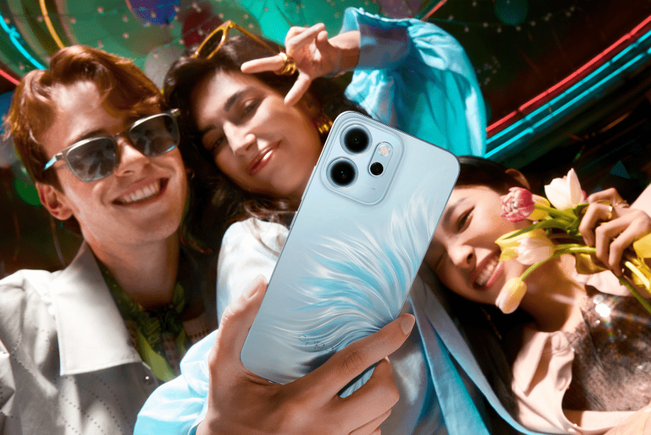 Foto OPPO Reno 14F 5G dalam kondisi outdoor menunjukkan ketahanan IP69 OPPO Reno 14F 5G digunakan di luar ruangan, menunjukkan ketahanan terhadap air dan debu dengan sertifikasi IP66, IP68, dan IP69.