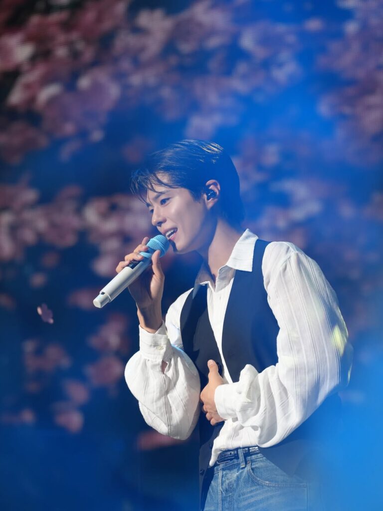 Park Bo Gum terlihat di bandara Hong Kong pada 30 Agustus 2025, dalam perjalanan menuju Jakarta.