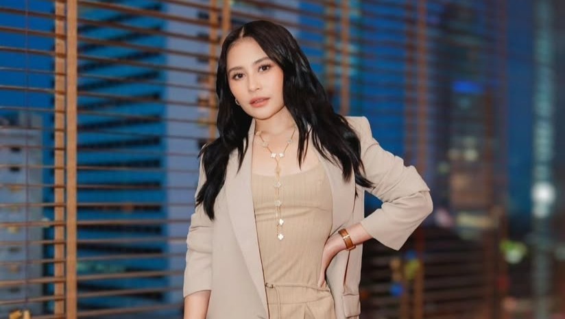 Prilly Latuconsina dengan rambut digerai