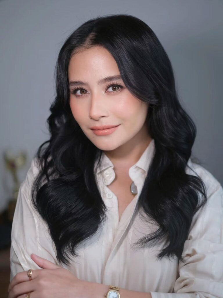 Prilly Latuconsina gaya rambut digerai natural dengan kemeja putih