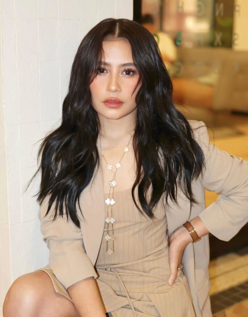 Prilly Latuconsina rambut panjang digerai dengan setelan beige elegan