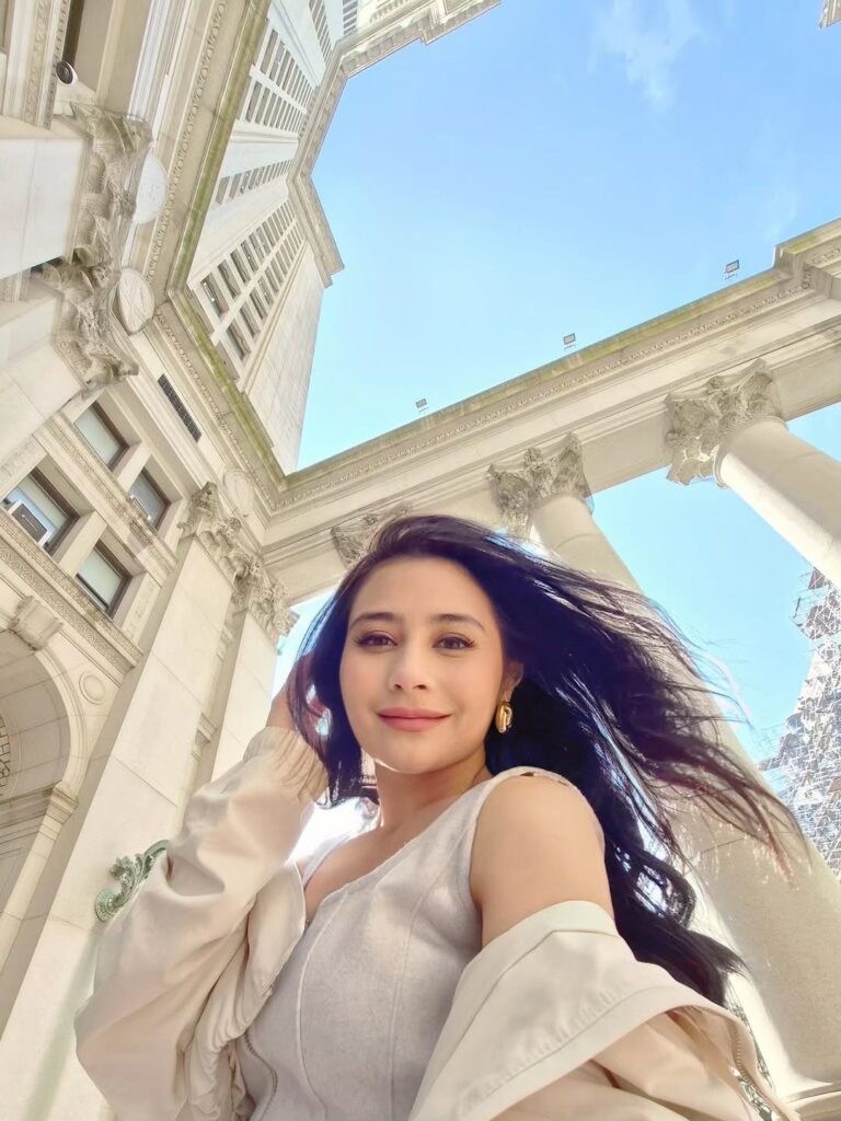 Prilly Latuconsina rambut panjang tergerai dengan dress abu-abu elegan