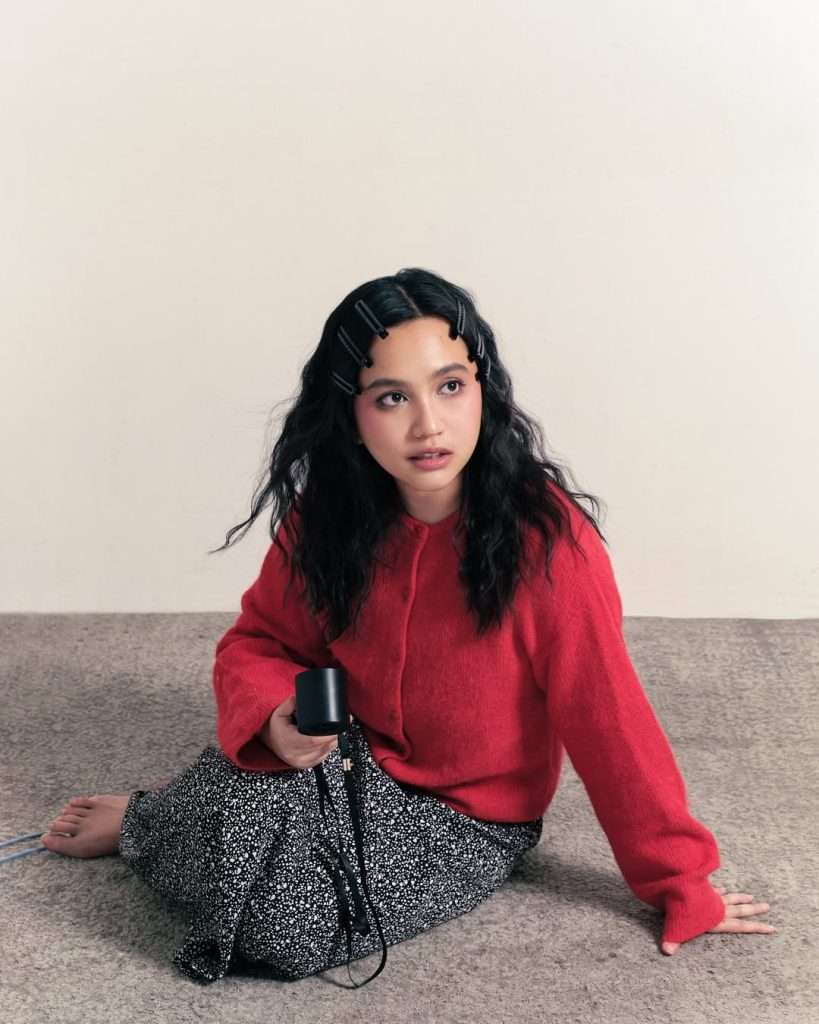 Sosok tersebut menyampaikan bahwa kegagalan Rachel bukan hanya soal logika, melainkan karena sang ibu belum sepenuhnya rida anaknya pergi jauh.