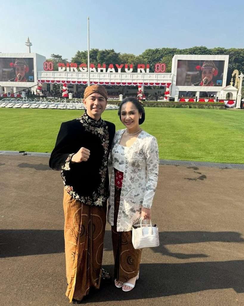 Raffi menyebutkan bahwa mengenakan pakaian adat adalah bentuk penghormatan terhadap warisan leluhur dan semangat kebangsaan yang harus terus dijaga