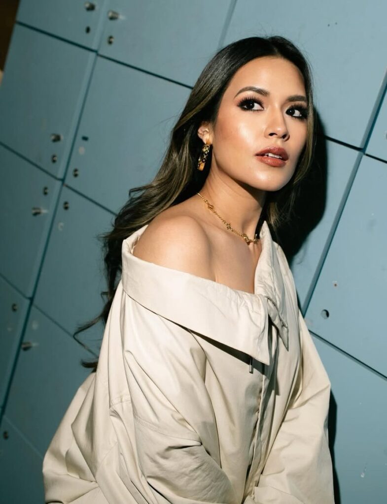 Penyanyi Raisa turut menyuarakan keprihatinan terhadap kondisi Republik Indonesia.