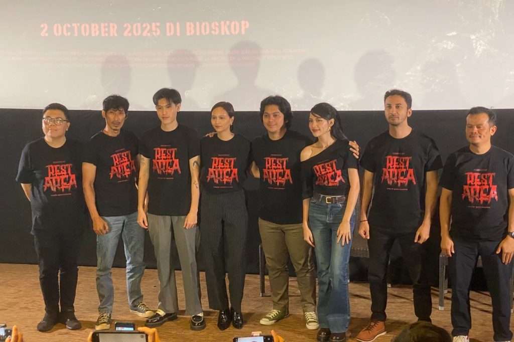 Film ini juga menjadi ajang reuni Lutesha dengan Chicco Kurniawan. Lutesha berbagi cerita kelakar tentang kesulitan akting.