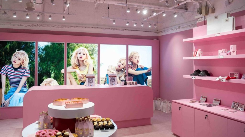 Desain interior toko menyerupai galeri seni modern dengan sentuhan feminin dan ekspresif, menjadikannya destinasi wajib bagi penggemar K-pop selama musim liburan.