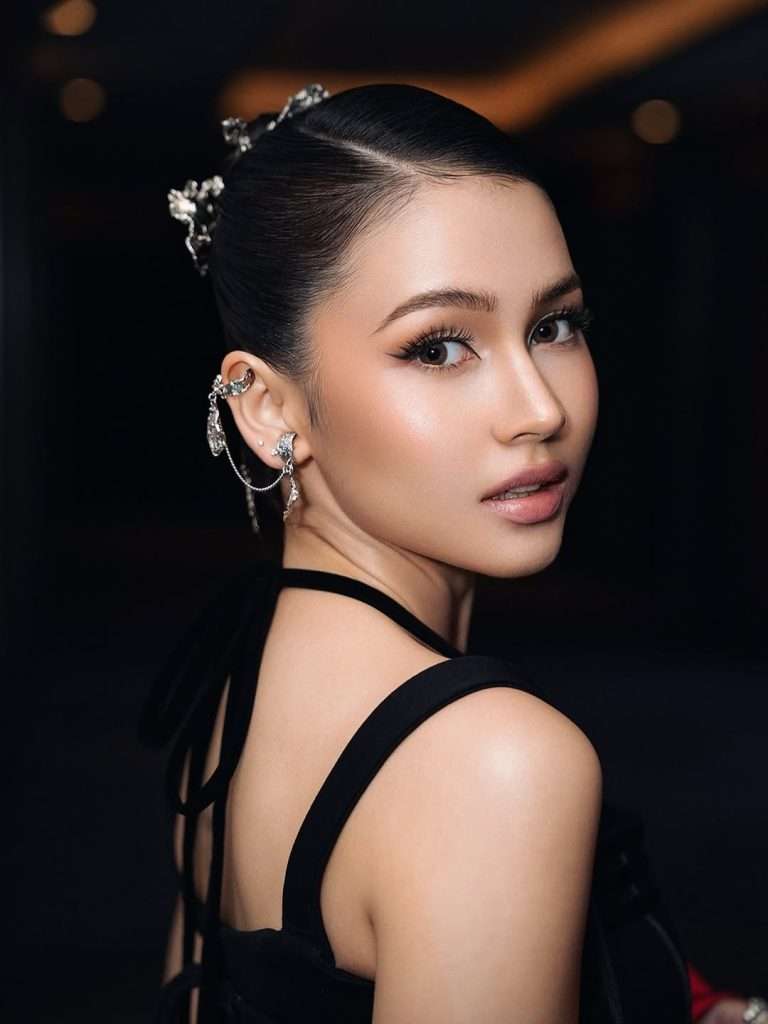 Foto close-up Sandrinna Michelle: Wajah Sandrinna Michelle dirias bold oleh MUA Franky Wu, dengan rambut sleek karya stylist Sinta, menampilkan kesan elegan dan misterius.