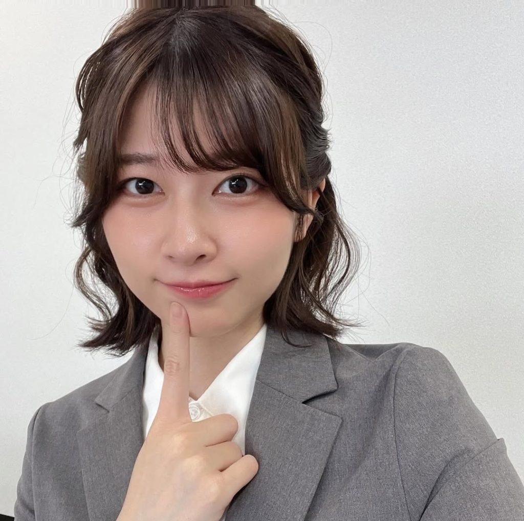 Saori Araki berpose dengan mununjuk dagu mengenakan setelan kantor, menjadi ikon baru Japanese salarywoman di media sosial.
