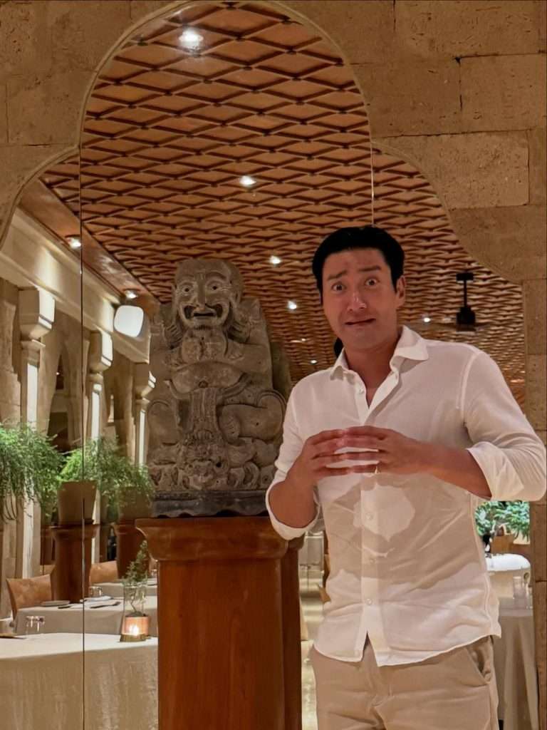 Meski sedang berlibur, Siwon tetap aktif berinteraksi dengan penggemarnya. Ia membagikan foto-foto dengan pose lucu dan caption ringan