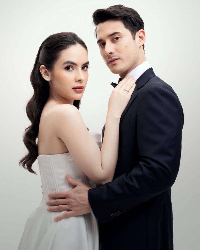 Steffi Zamora mengenakan gaun putih dan cincin berlian, berpose mesra dengan Nino Fernandez dalam foto bernuansa pernikahan.