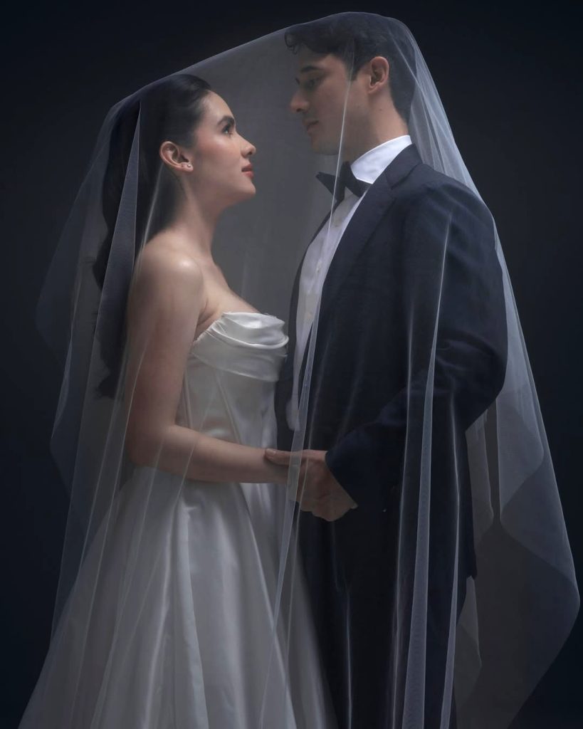 Nino Fernandez dan Steffi Zamora saling menatap di bawah veil, mengenakan busana formal layaknya pasangan pengantin.