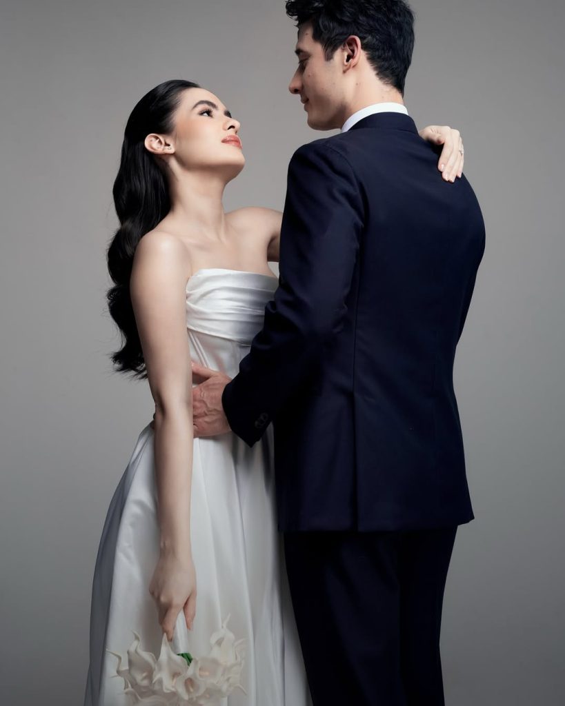 Steffi Zamora mengenakan gaun putih dan cincin berlian, berpose mesra dengan Nino Fernandez dalam foto bernuansa pernikahan.