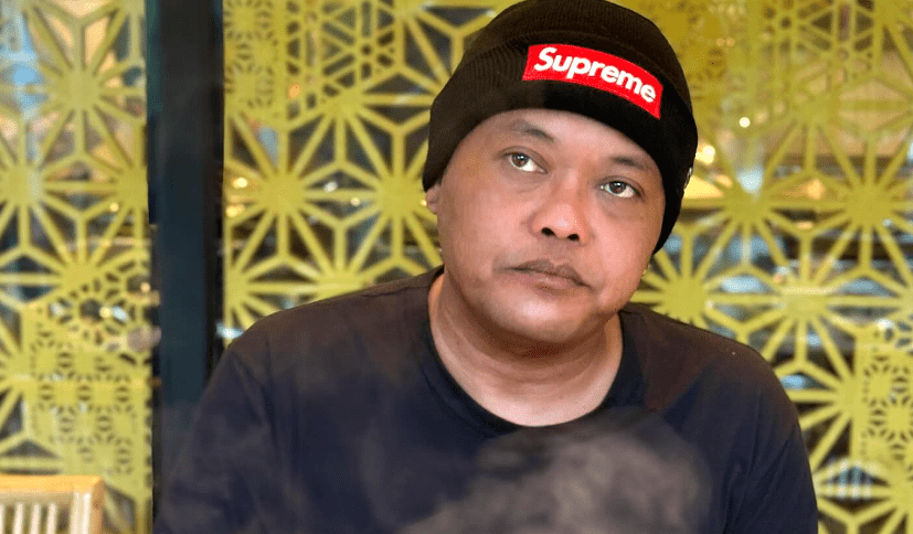 Sebelum naik panggung, Sule mengamati situasi. Penonton hanya sekitar tujuh sampai delapan orang. Beberapa tampak seperti pedagang. Suasananya biasa saja.