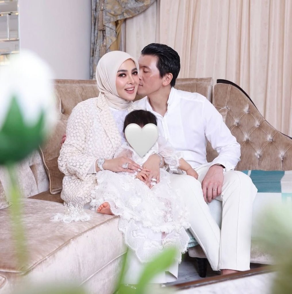 Foto keluarga Syahrini: Syahrini, Reino Barack, dan Baby R kompak mengenakan busana putih dalam momen ulang tahun ke-45 yang penuh kebahagiaan.