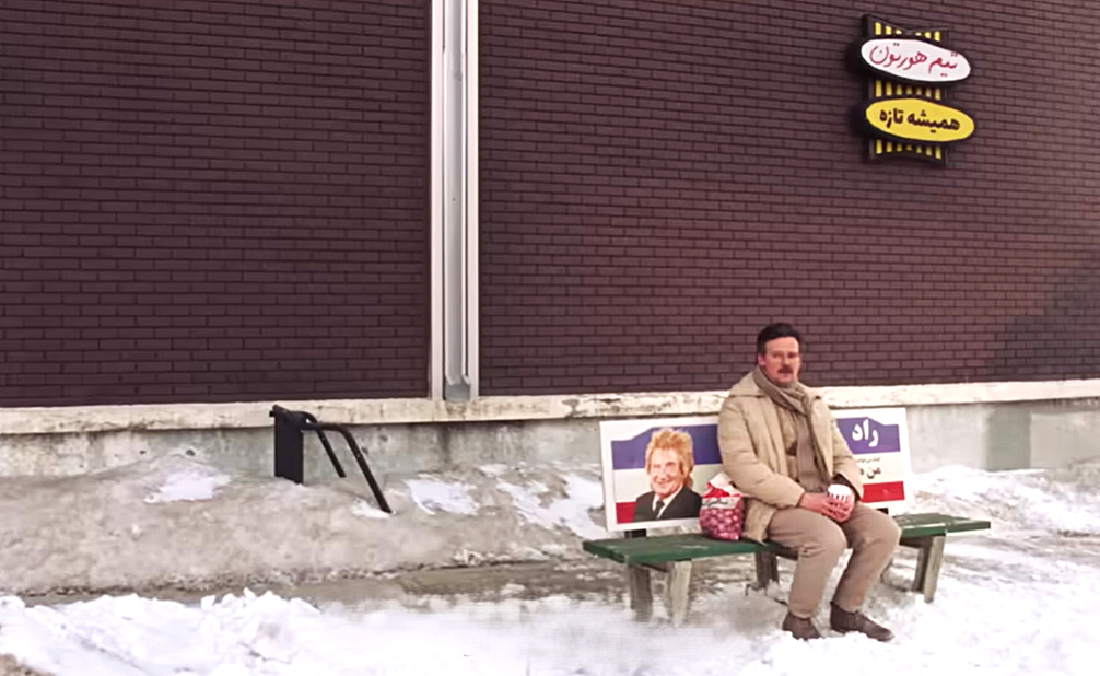 Dengan gaya visual absurd dan atmosfer surealis, film ini merajut tiga kisah berbeda namun saling berkaitan.