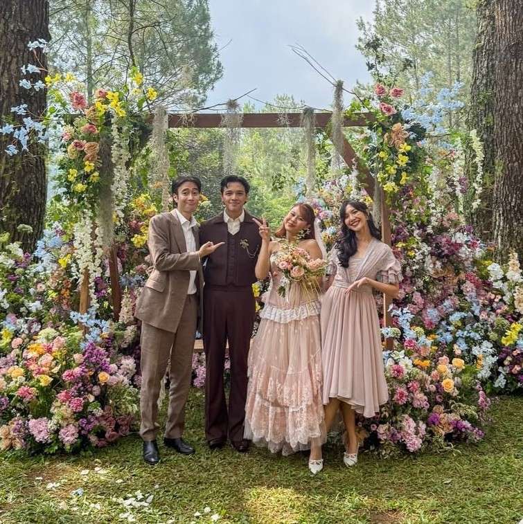 Vidi Aldiano dan Sheila Dara berpose bersama Faishal Tanjung dan Nadin Amizah di pelaminan outdoor bertema taman bunga.