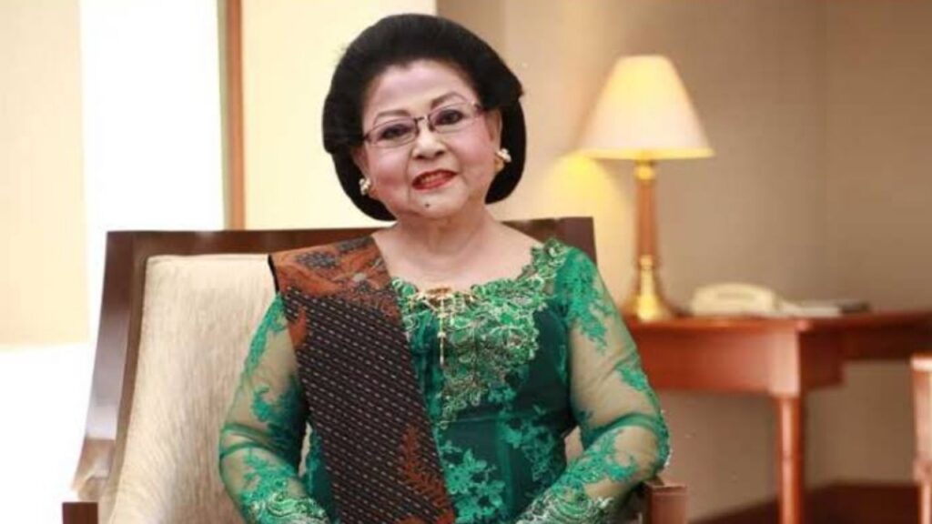 Dikenal sebagai “Ratu Keroncong”, Waldjinah menerima penghargaan Bintang Budaya Paramadharma