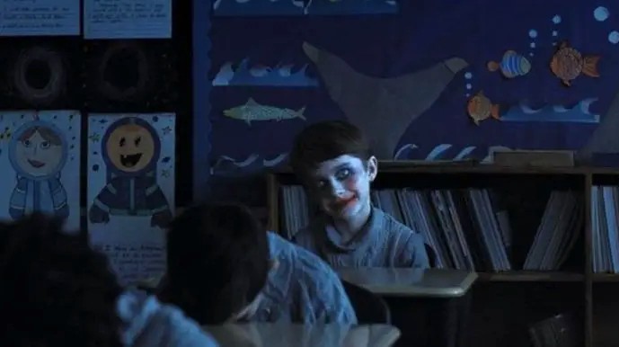 Alih-alih mengandalkan jumpscare murahan, Weapons memilih menjelajahi ketakutan psikologis yang jauh lebih menyeramkan