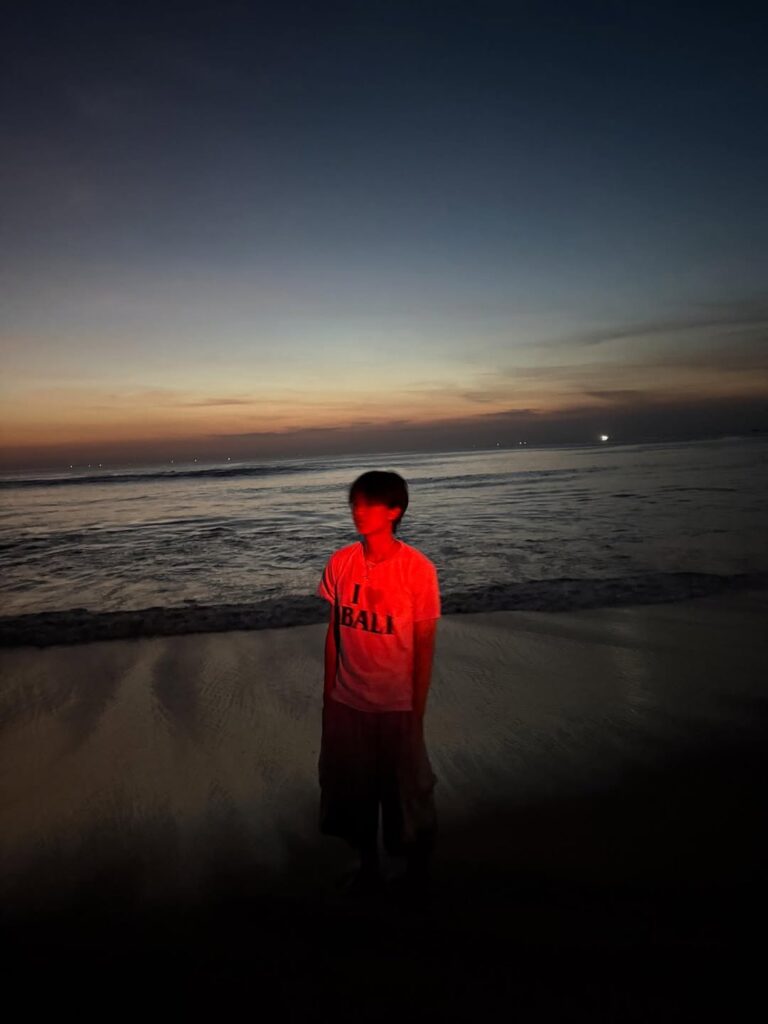 Gaya liburannya yang sederhana namun penuh makna menunjukkan sisi personal dari musisi yang sedang naik daun ini.