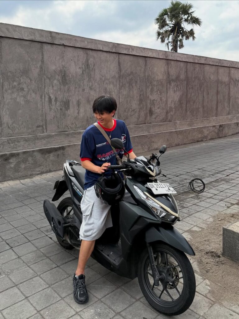 Yung Kai tampaknya tak ingin melewatkan kesempatan untuk menyerap atmosfer Bali yang tenang dan penuh warna.