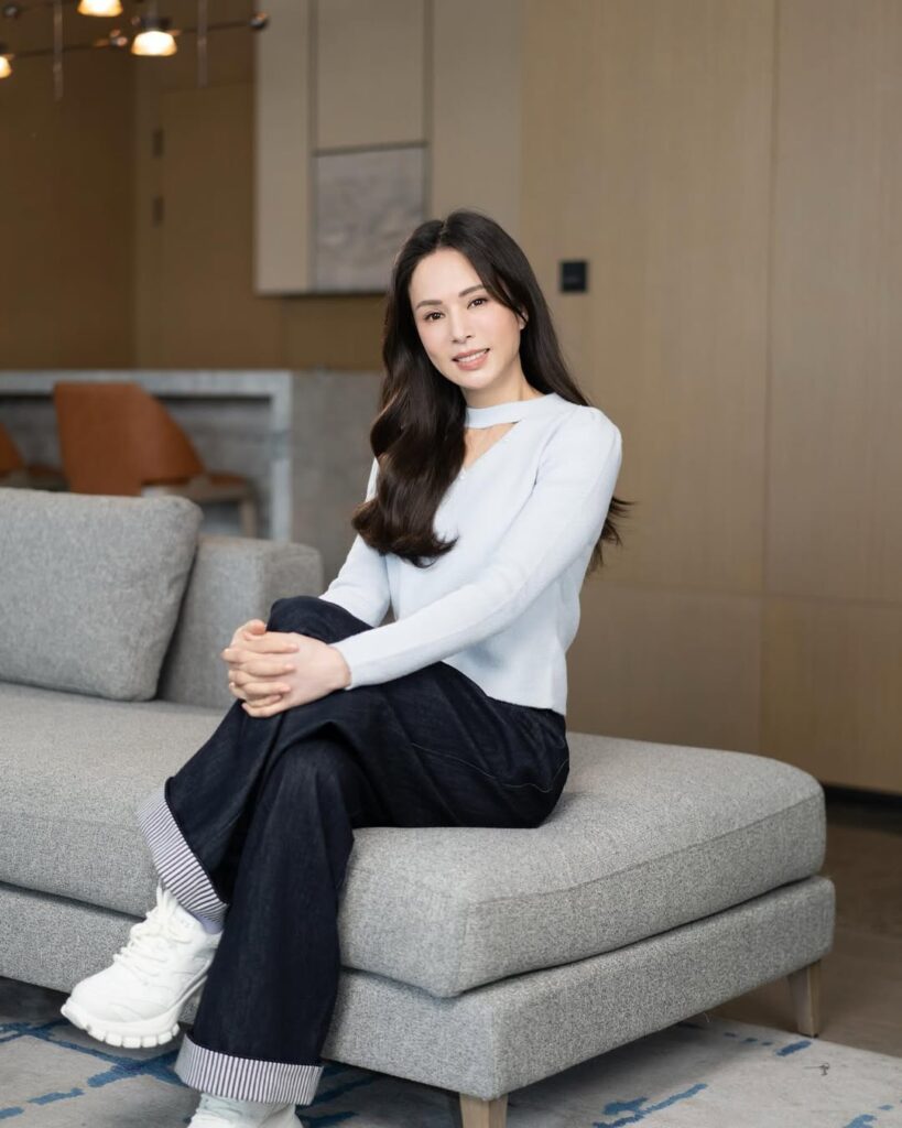 Carman Lee memang dikenal sebagai salah satu aktris yang memiliki penampilan awet muda. Di usia hampir 60 tahun, ia masih tampil segar dengan kulit kencang dan tubuh proporsional.