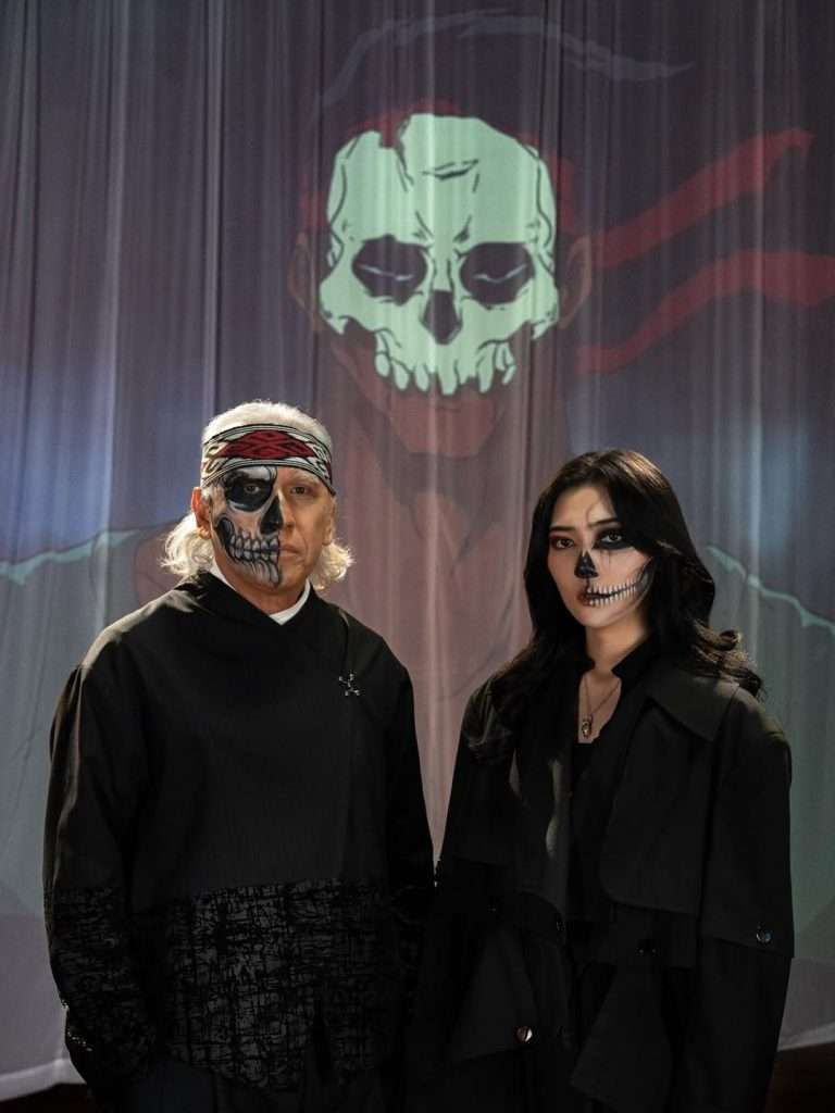 Untuk pertama kalinya, musisi yang dikenal dengan lagu-lagu sosial dan kritik tajam ini tampil dengan visual wajah separuh tengkorak—sebuah simbolisasi karakter Panji yang sarat luka dan dendam.