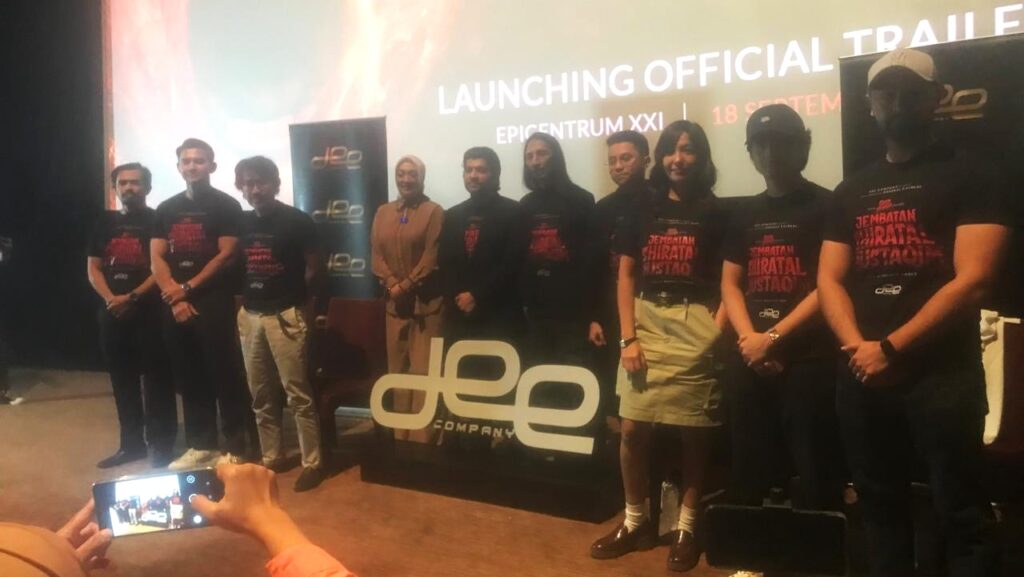 Angelina Sondakh hadir dalam peluncuran trailer film Jembatan Shiratal Mustaqim, sebuah film horor religi yang mengangkat tema korupsi dan pertanggungjawaban di akhirat. Kehadirannya menjadi simbol refleksi atas masa lalu dan pesan moral bagi masyarakat.