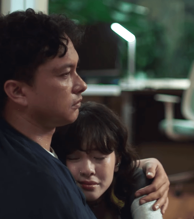 Zara juga menyebut bahwa Nicholas Saputra adalah partner yang santai, sehingga membuat suasana syuting terasa nyaman dan tidak berat.