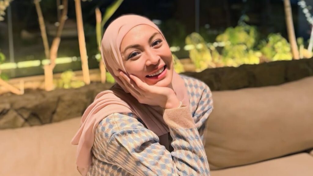 Angelina menyebut bahwa dunia politik saat itu sangat dipenuhi dengan permainan kekuasaan dan strategi yang kompleks.