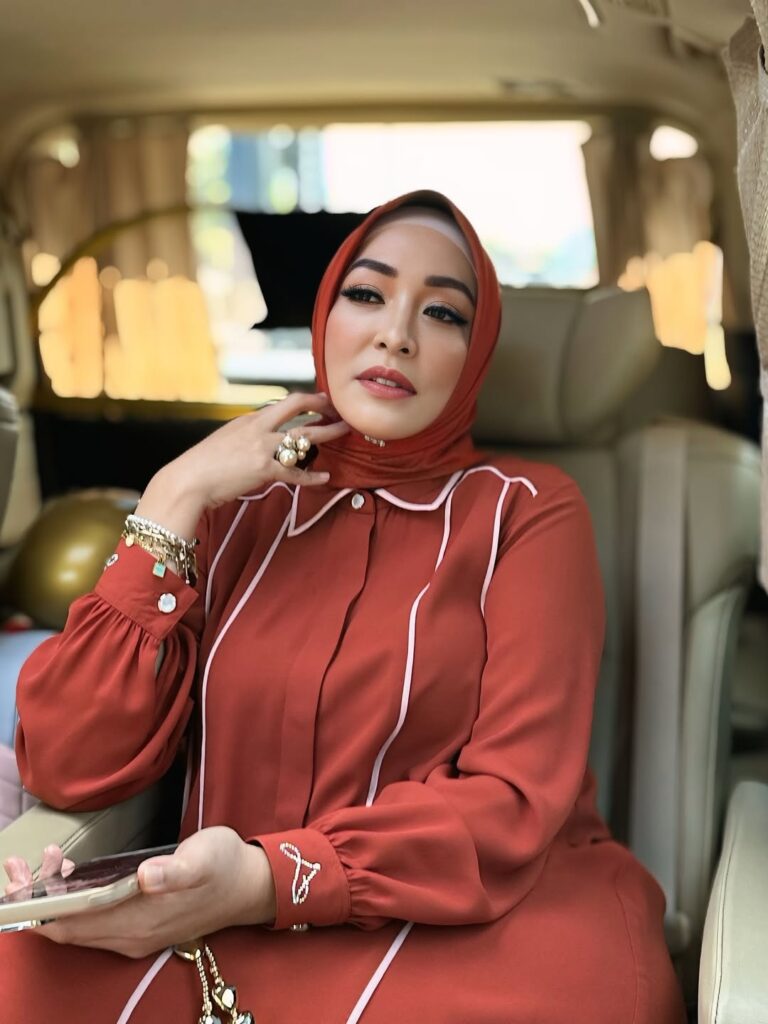 Dalam sebuah wawancara di program FYP Trans7, ia menyatakan bahwa tunjangan sebesar Rp150 juta per bulan tidak akan cukup untuk memenuhi kebutuhan seorang anggota DPR RI.