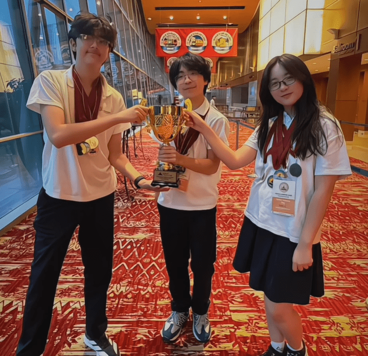 Dalam kompetisi bergengsi tersebut, Alric berhasil membawa pulang satu trofi, dua medali emas, dan tiga medali perak, sebuah pencapaian luar biasa bagi remaja berusia 13 tahun.