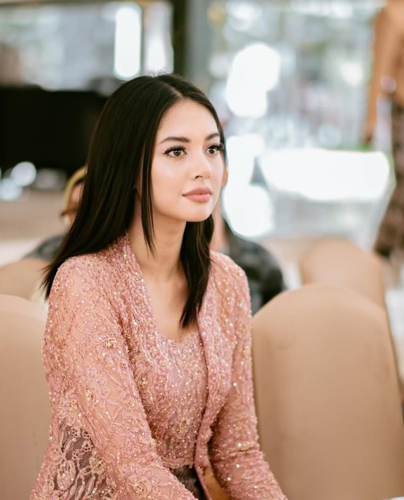 Meski memiliki kemampuan lima bahasa dan popularitas tinggi, Aurelie memilih untuk tidak membawa beban akademik instan ke masyarakat.